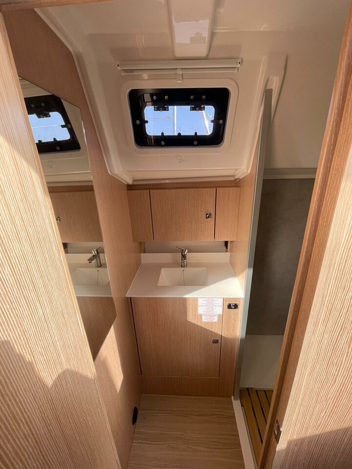 Bavaria C42 — photo 10