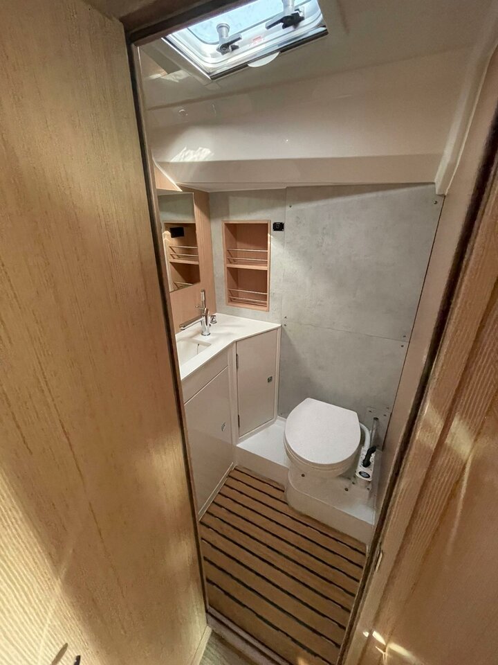 Bavaria C42 — photo 14
