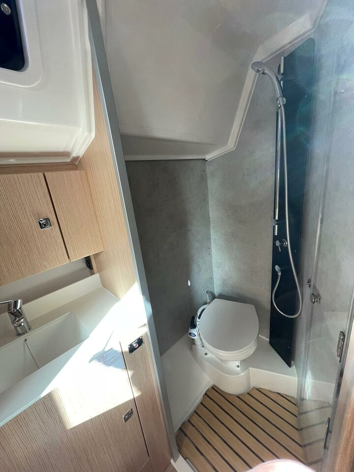 Bavaria C42 — photo 15