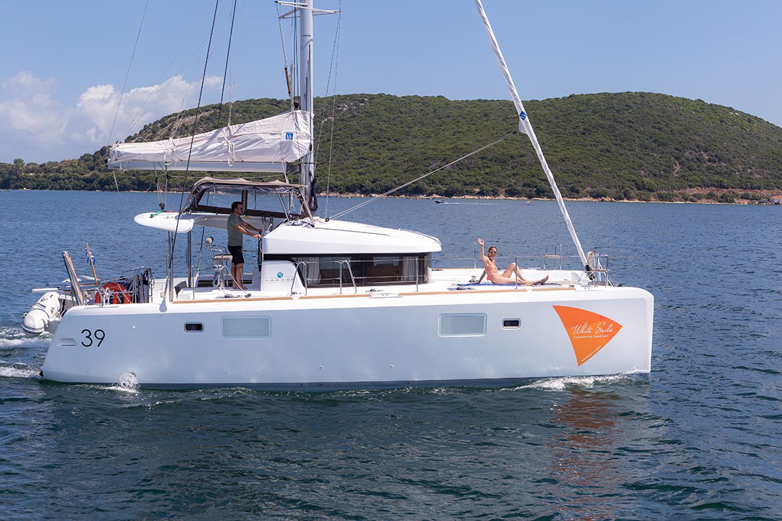 Lagoon 39 - 4 + 2 cab. — photo 1