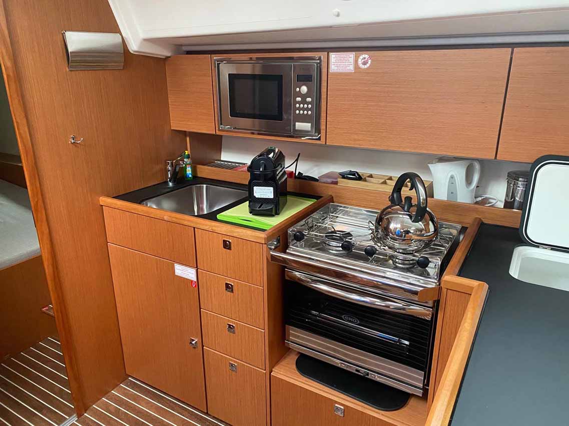 Bavaria C42 — photo 11