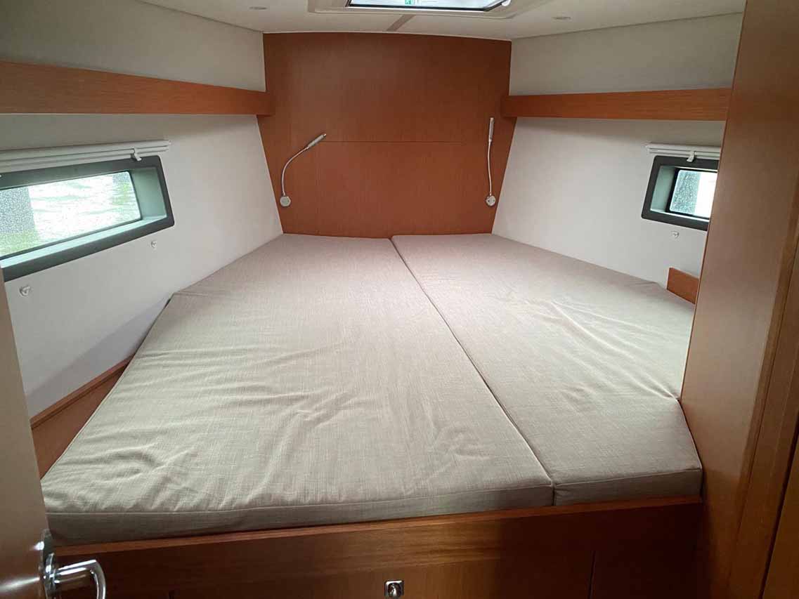 Bavaria C42 — photo 16