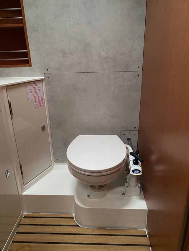 Bavaria C42 — photo 19