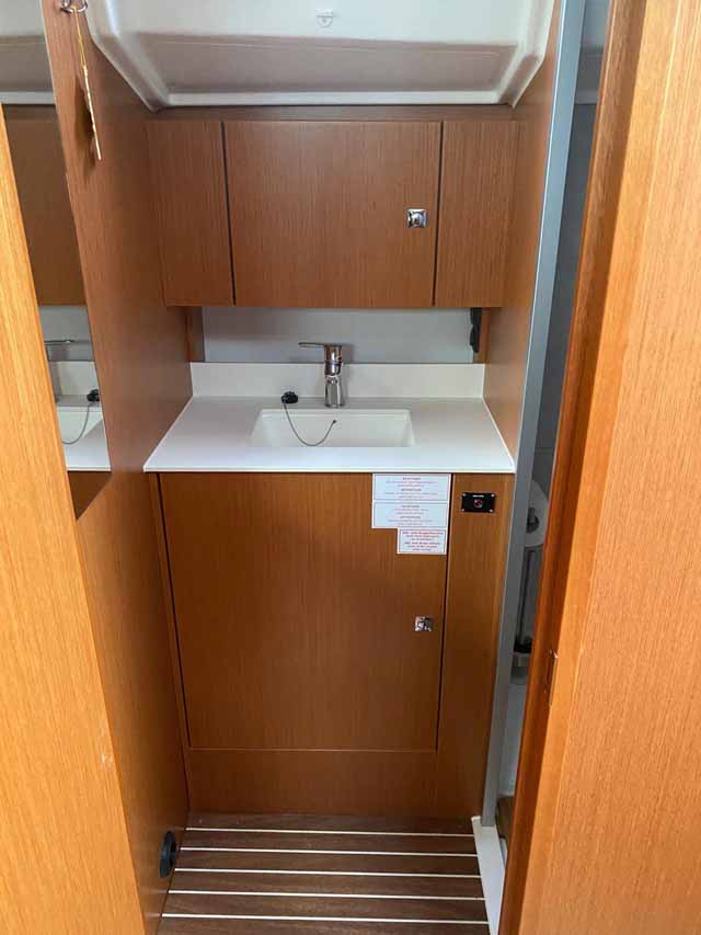 Bavaria C42 — photo 20