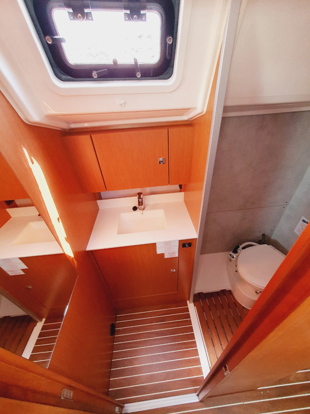 Bavaria C42 — photo 14