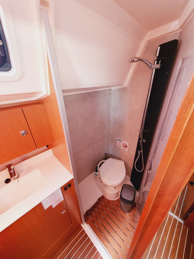 Bavaria C42 — photo 15