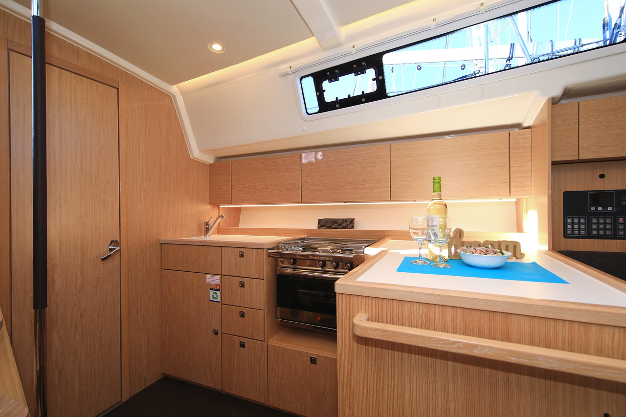 Bavaria C42 Style — photo 16