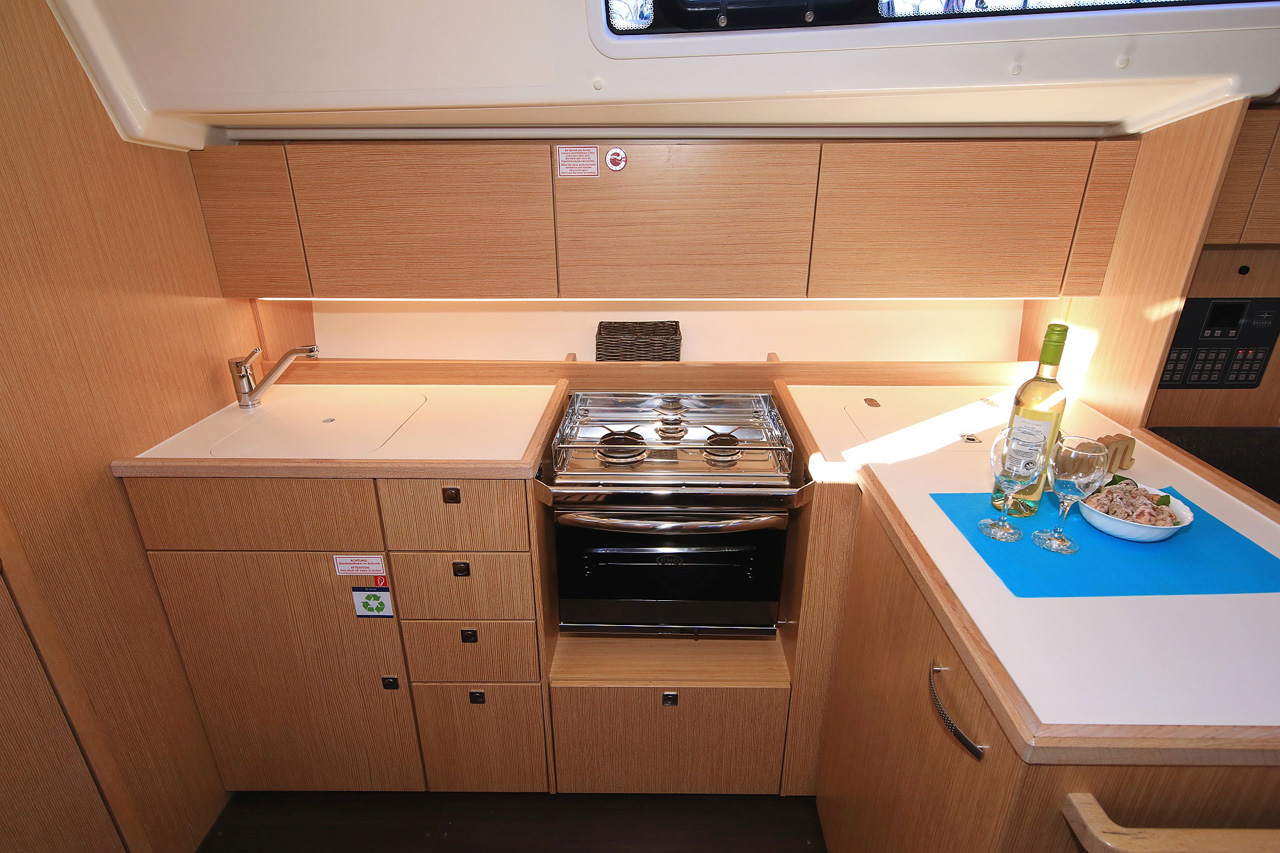 Bavaria C42 Style — photo 17
