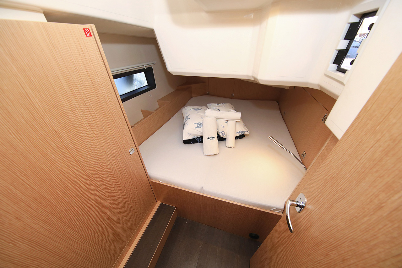 Bavaria C42 Style — photo 22