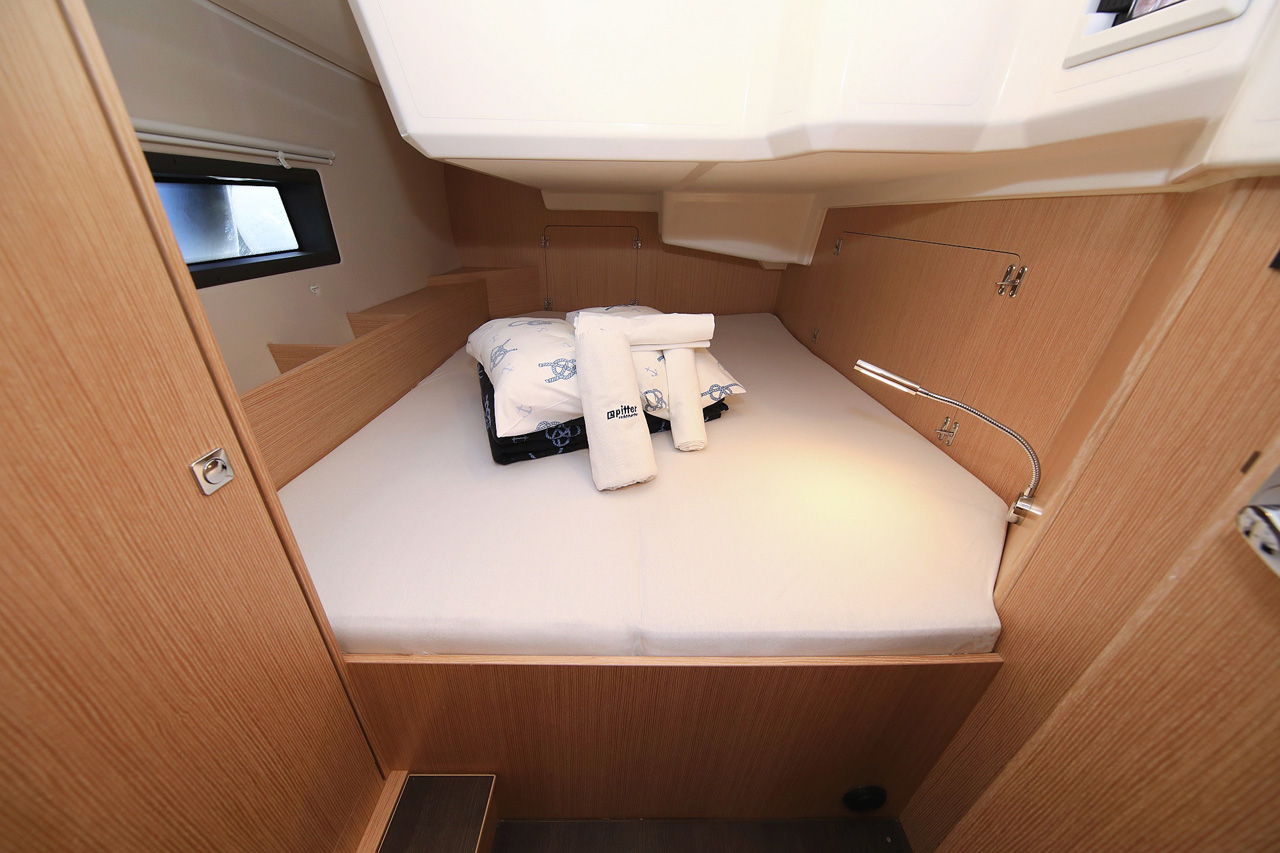 Bavaria C42 Style — photo 23