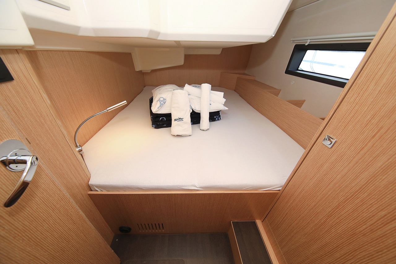 Bavaria C42 Style — photo 25