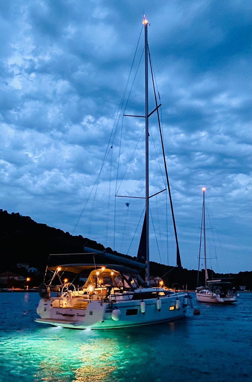Bavaria C42 Style — photo 10