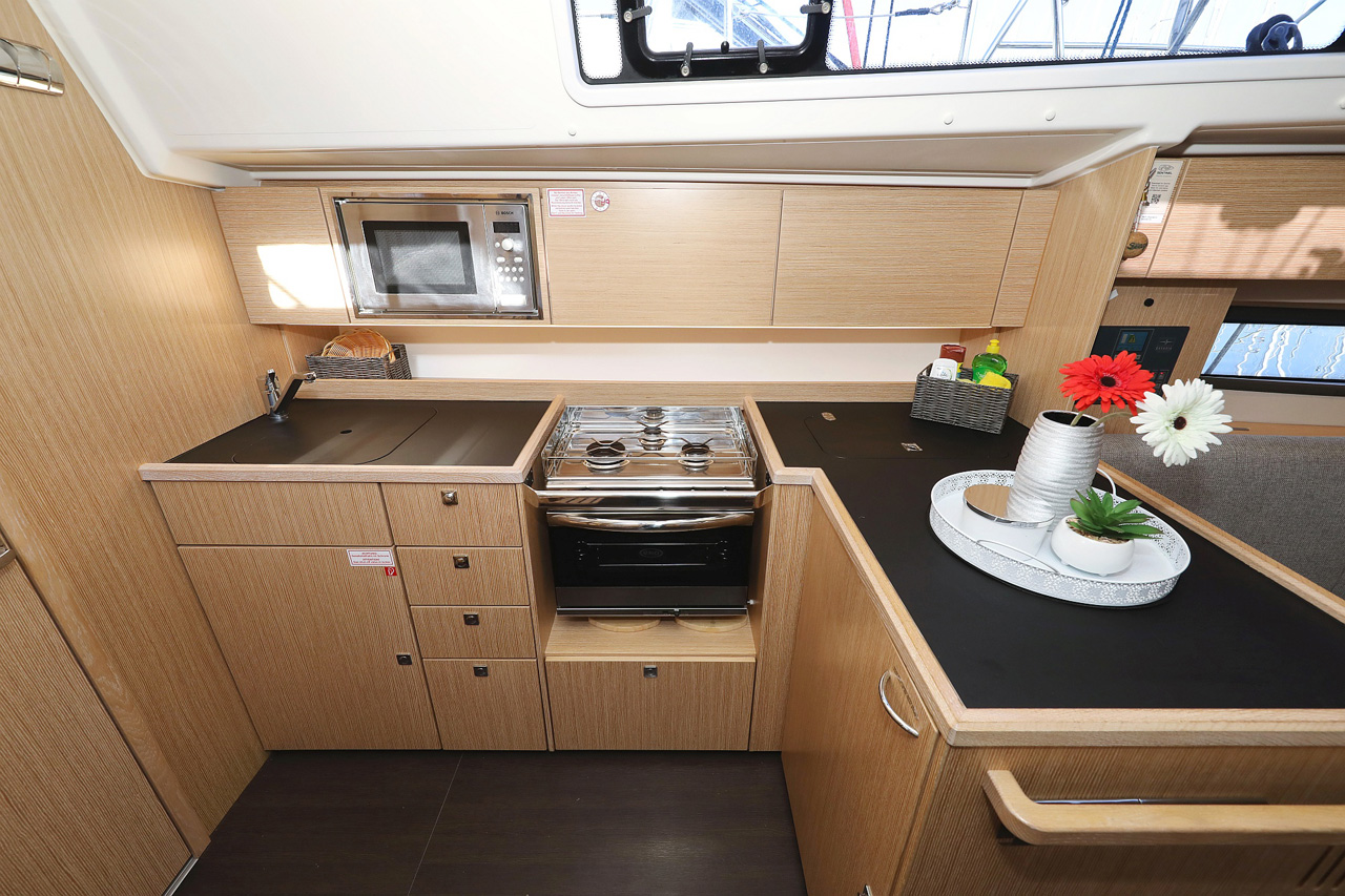 Bavaria C42 Style — photo 16