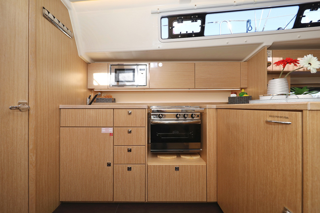 Bavaria C42 Style — photo 17