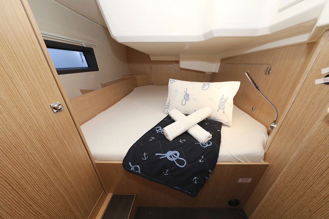 Bavaria C42 Style — photo 23