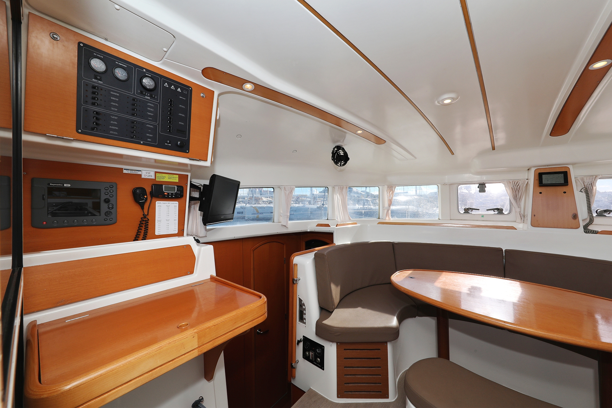 Lagoon 380 S2 - 4 + 2 cab. — photo 16