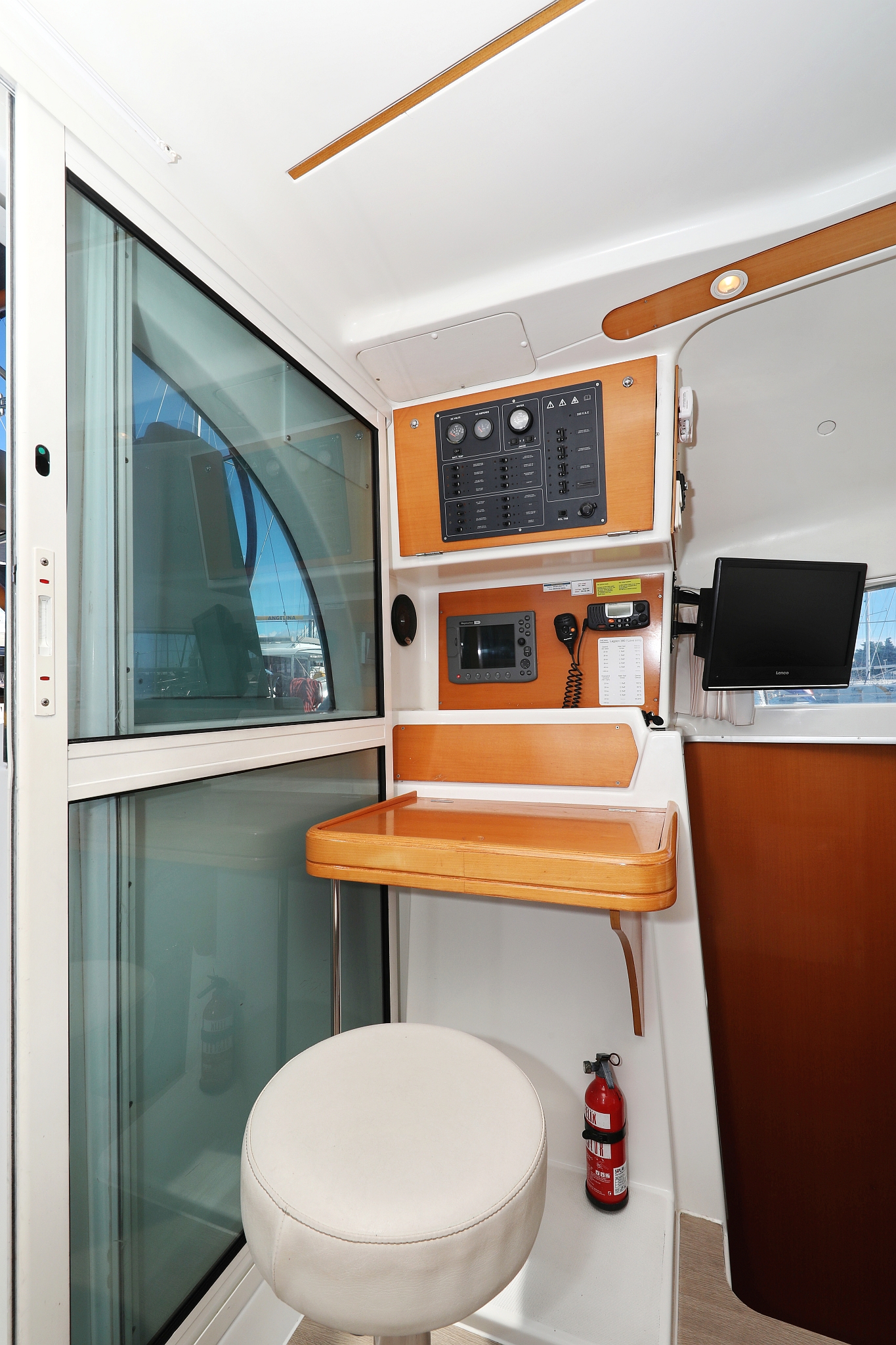 Lagoon 380 S2 - 4 + 2 cab. — photo 43