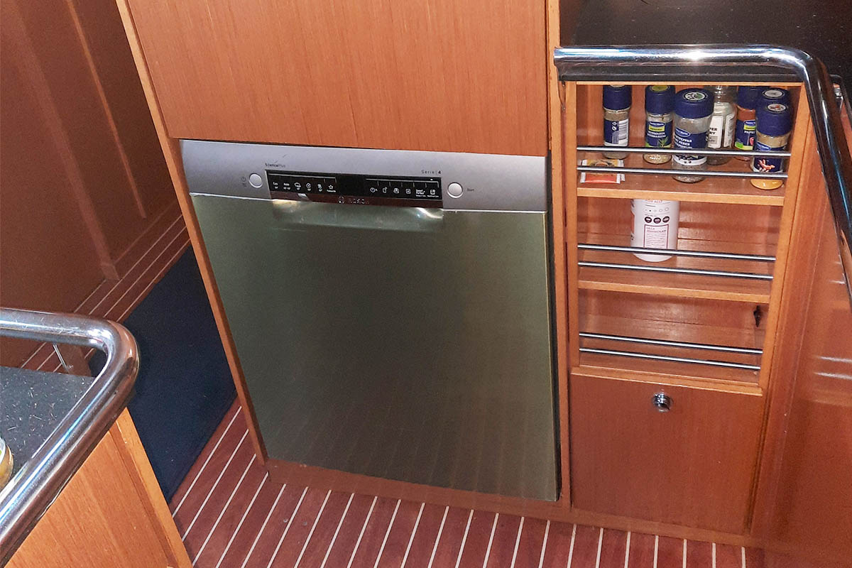 Bavaria 55 Cruiser — photo 17