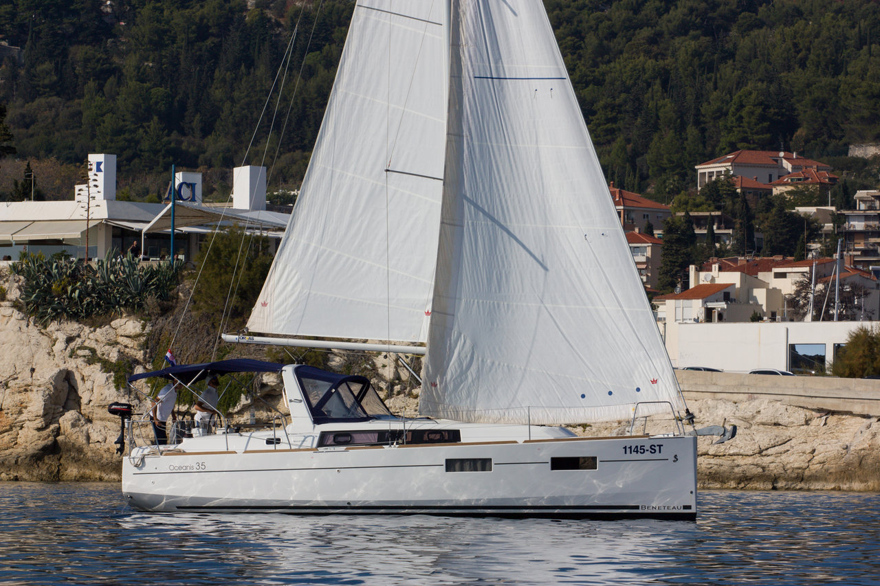 Oceanis 35 — photo 1