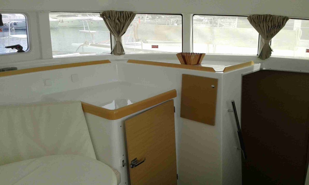 Lagoon 380 S2 - 4 + 2 cab. — photo 9