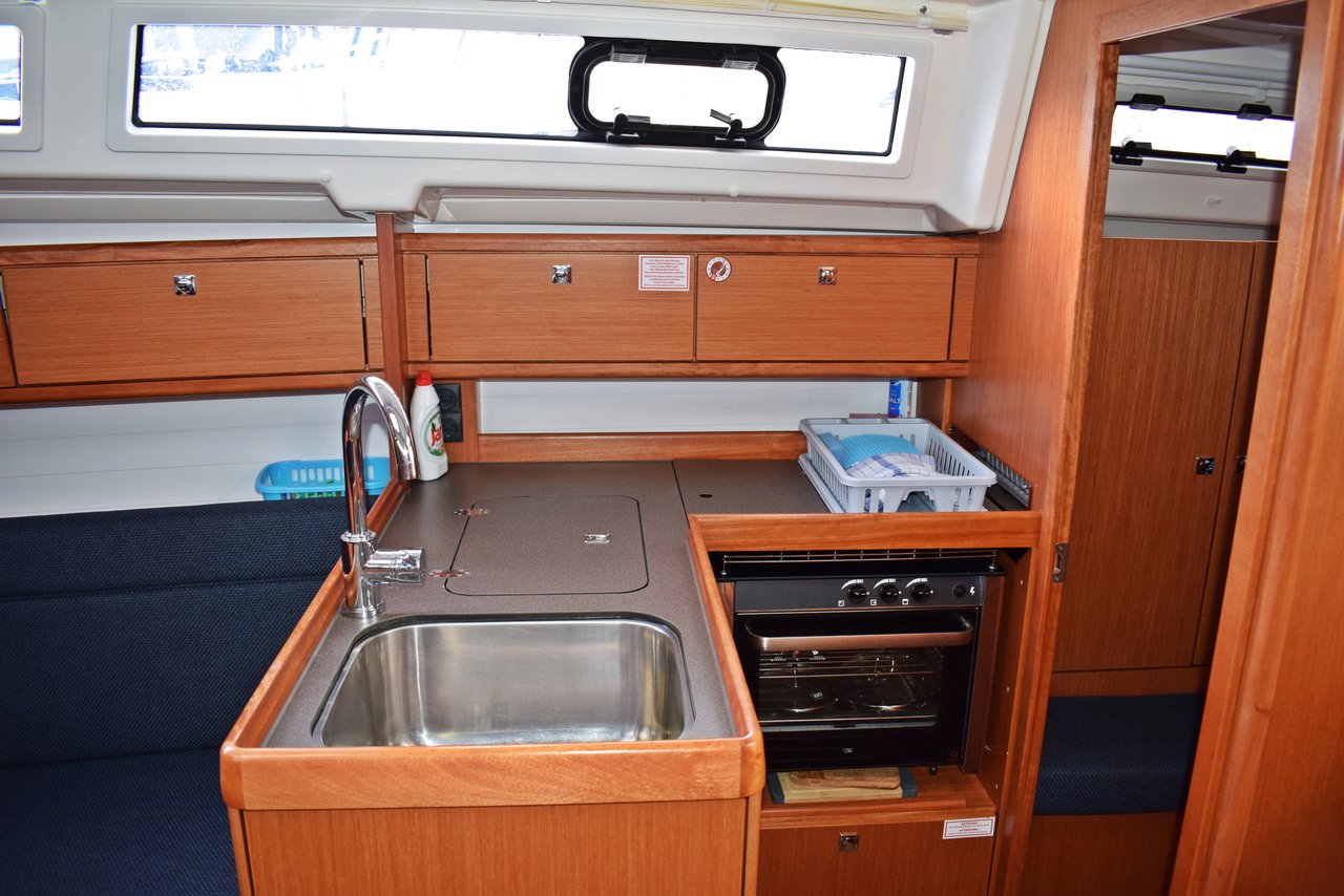 Bavaria Cruiser 33 — photo 9