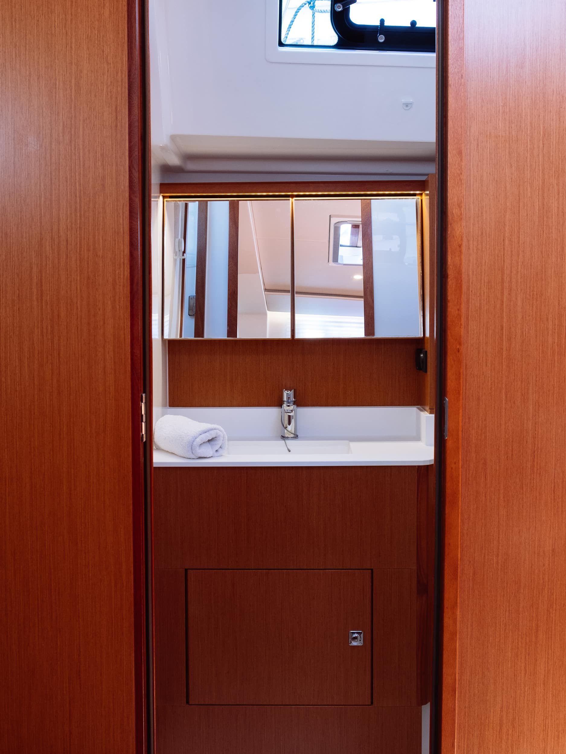Bavaria C45 - 4 cab. — photo 16