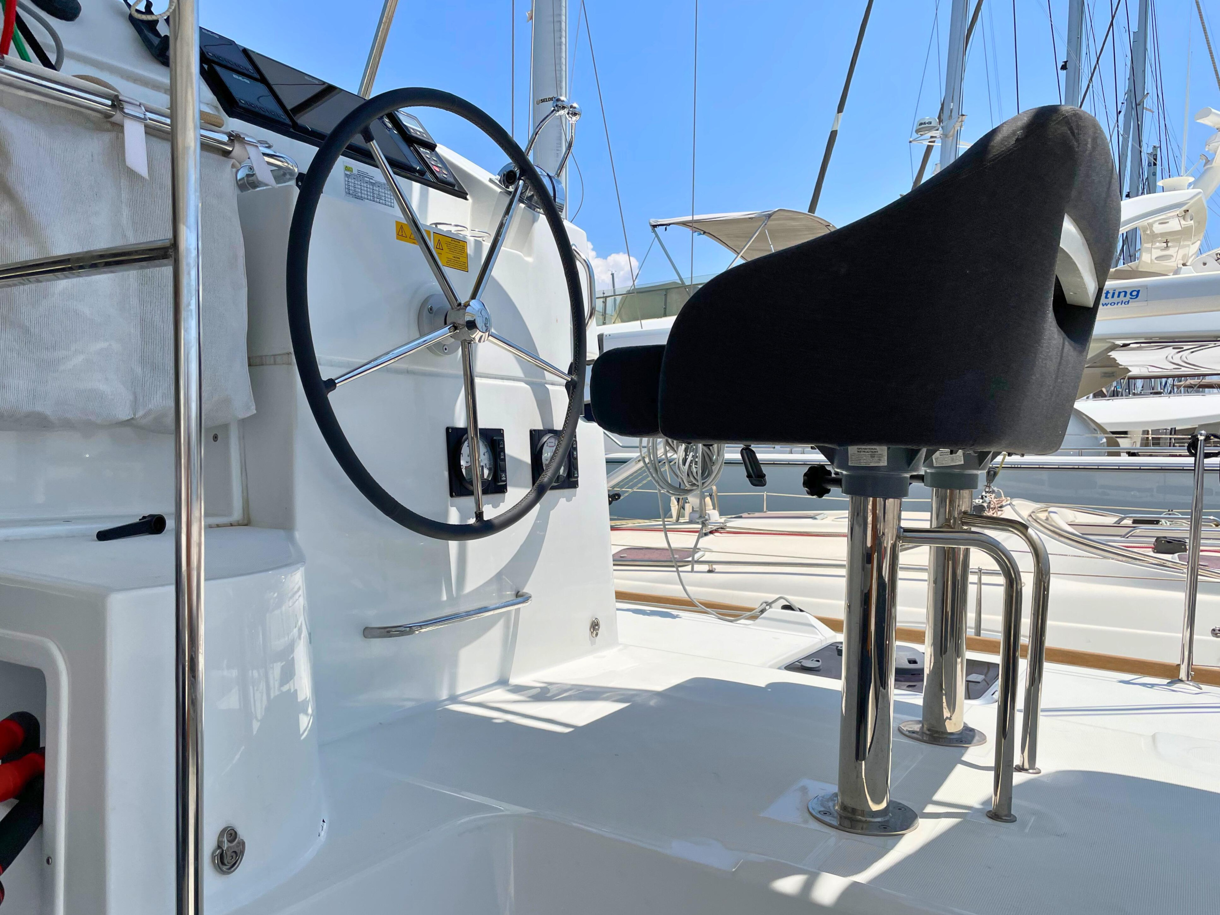 Lagoon 40 - 4 + 2 cab — photo 8