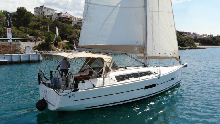 Dufour 382 GL — photo 10