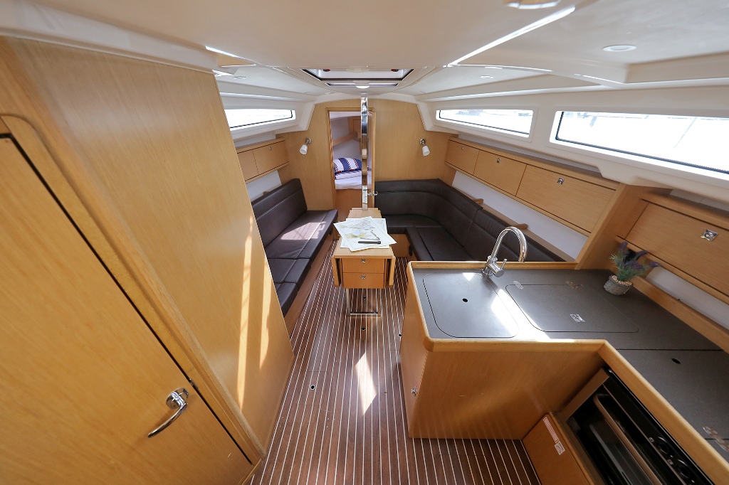 Bavaria Cruiser 34 — photo 13