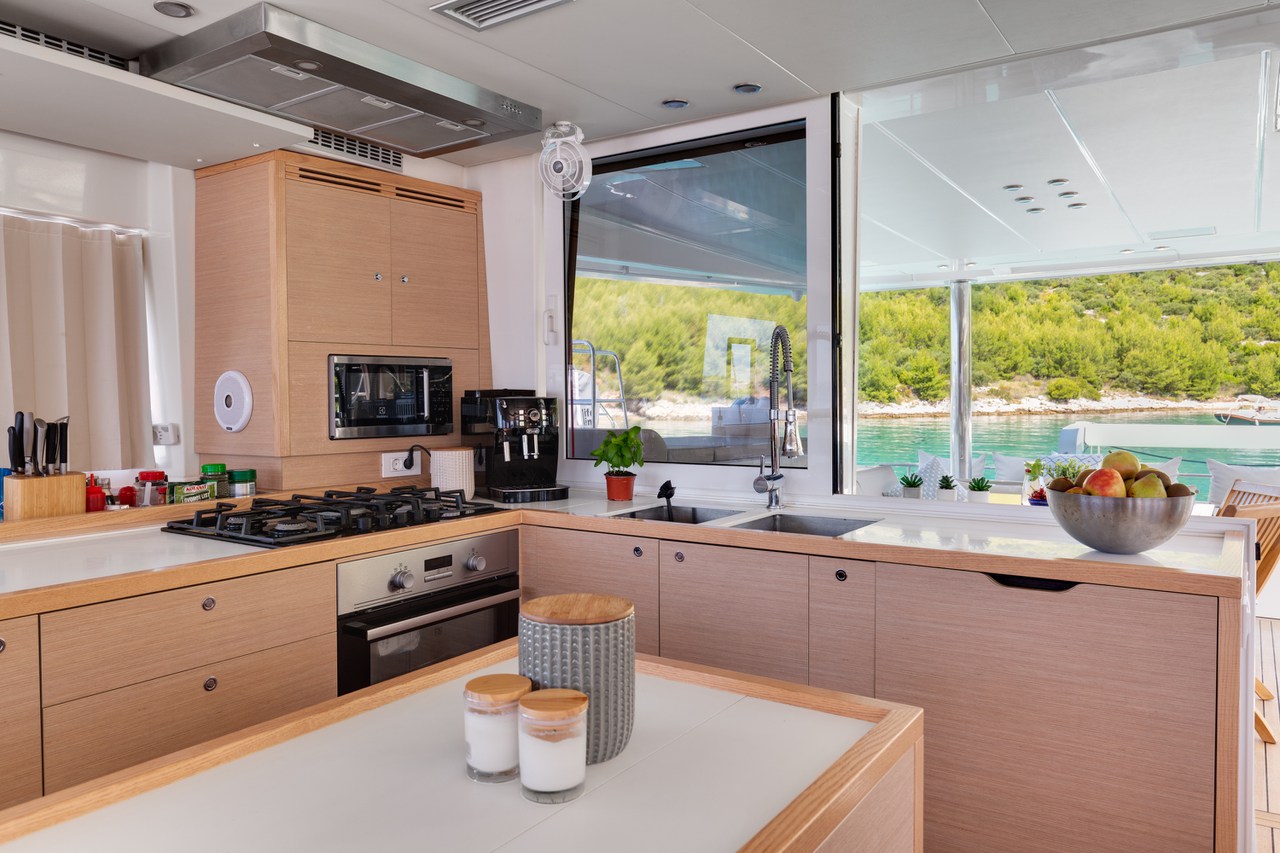 Lagoon 560 — photo 24