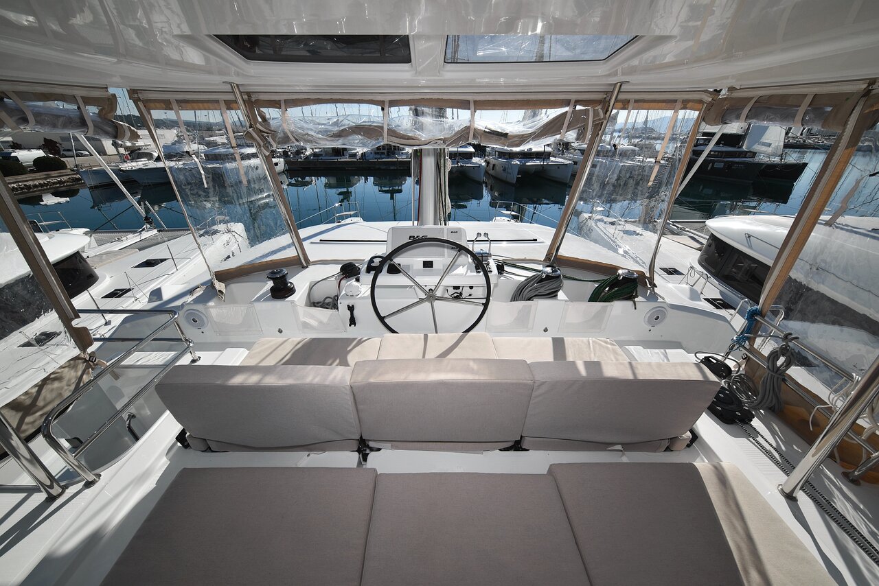 Lagoon 50 - 6 + 1 cab. — photo 8