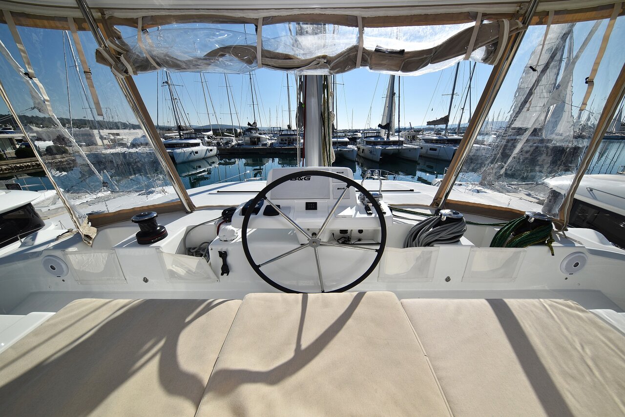Lagoon 50 - 6 + 1 cab. — photo 9