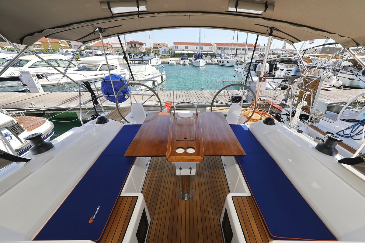 Bavaria C38 — photo 18