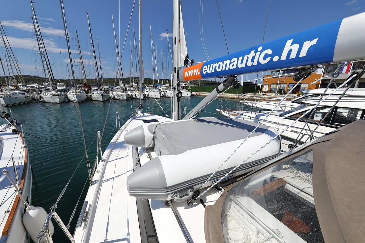 Bavaria C38 — photo 20
