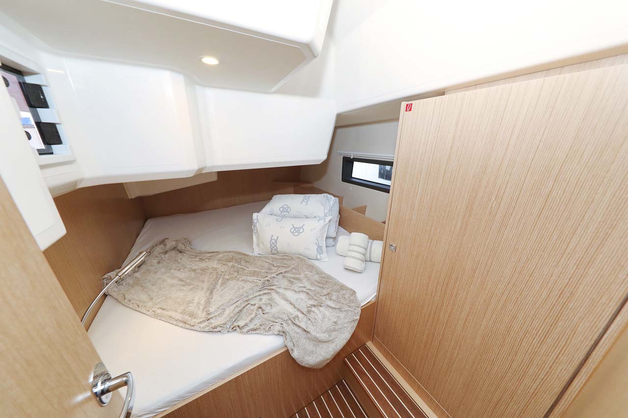 Bavaria C42 Style — photo 26