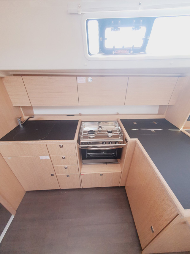 Bavaria C42 Style — photo 9