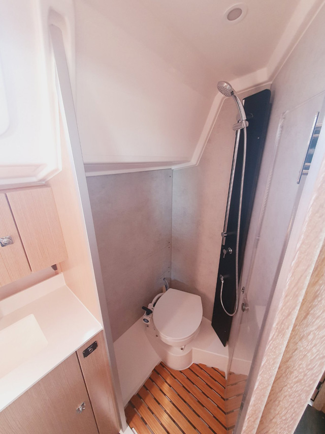 Bavaria C42 Style — photo 15