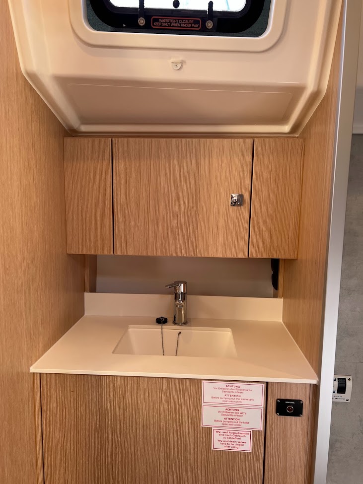 Bavaria C42 — photo 13