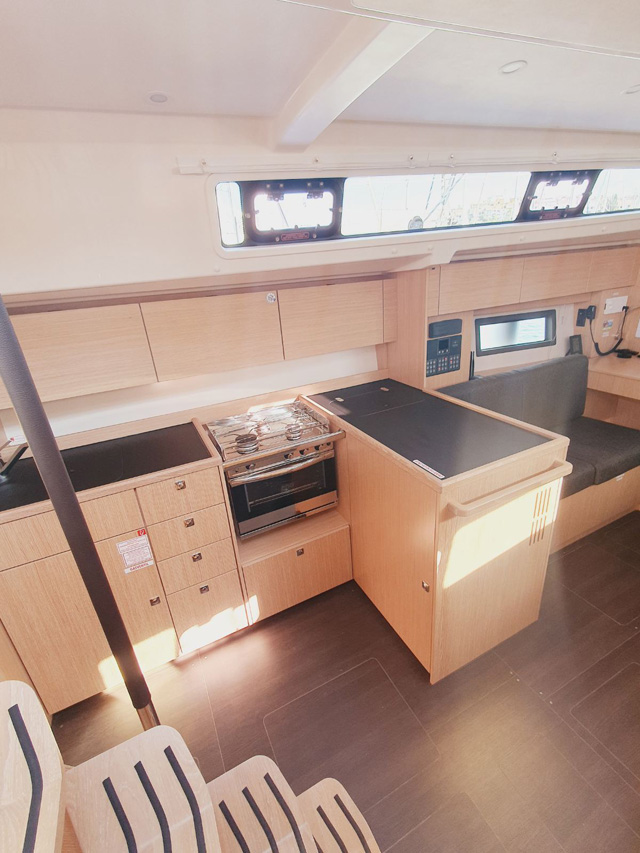 Bavaria C38 — photo 12