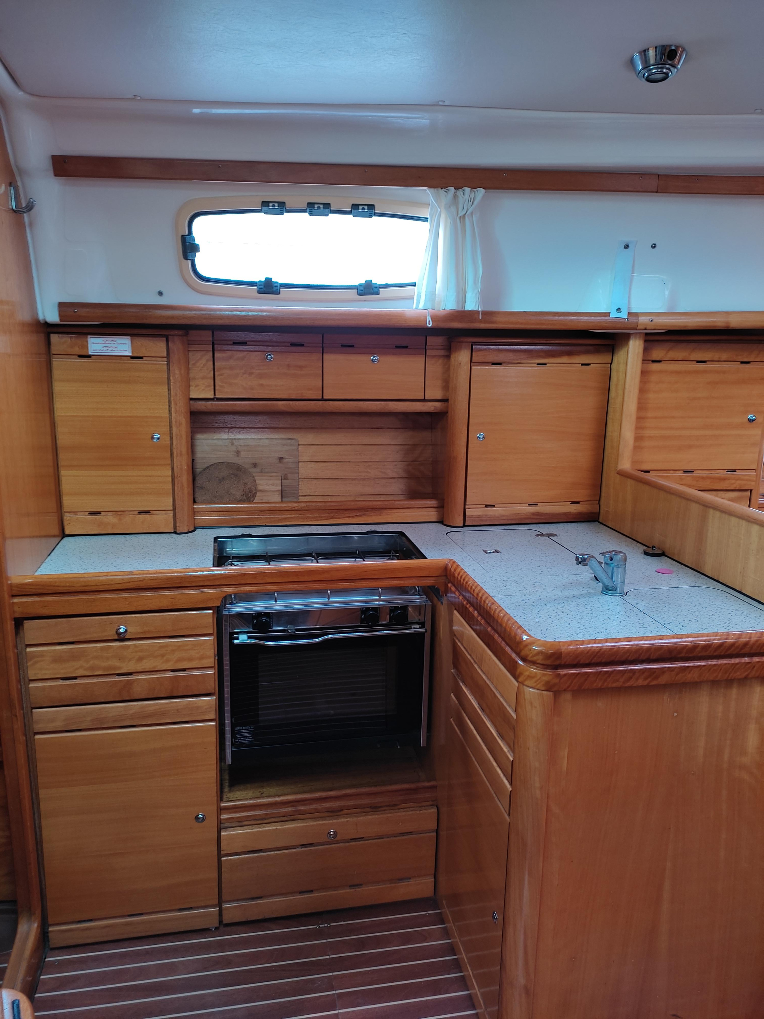 Bavaria 37 Cruiser — photo 4