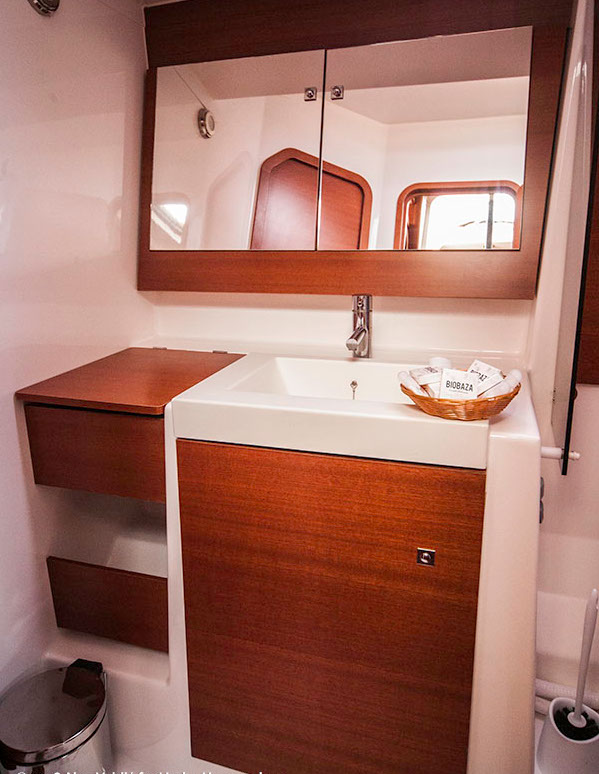 Dufour Exclusive 56 - 4 + 1 cab. — photo 29
