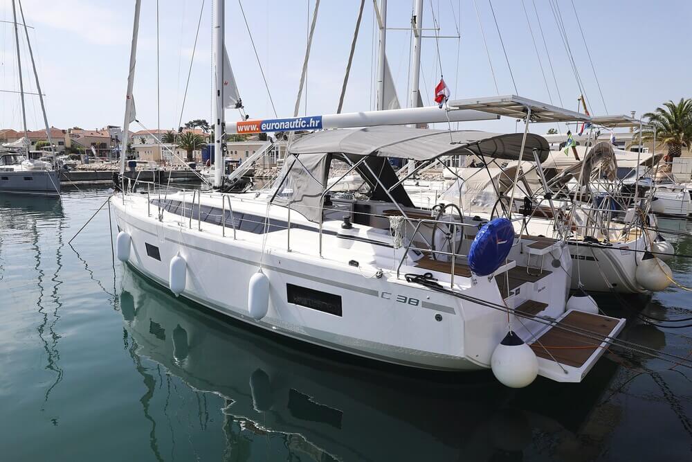 Bavaria C38 — photo 4