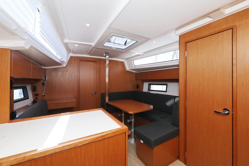 Bavaria C38 — photo 11