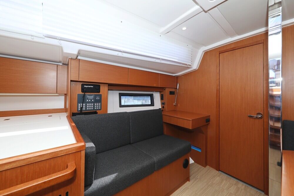 Bavaria C38 — photo 12