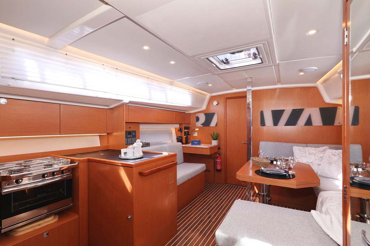 Bavaria C42 Style — photo 15