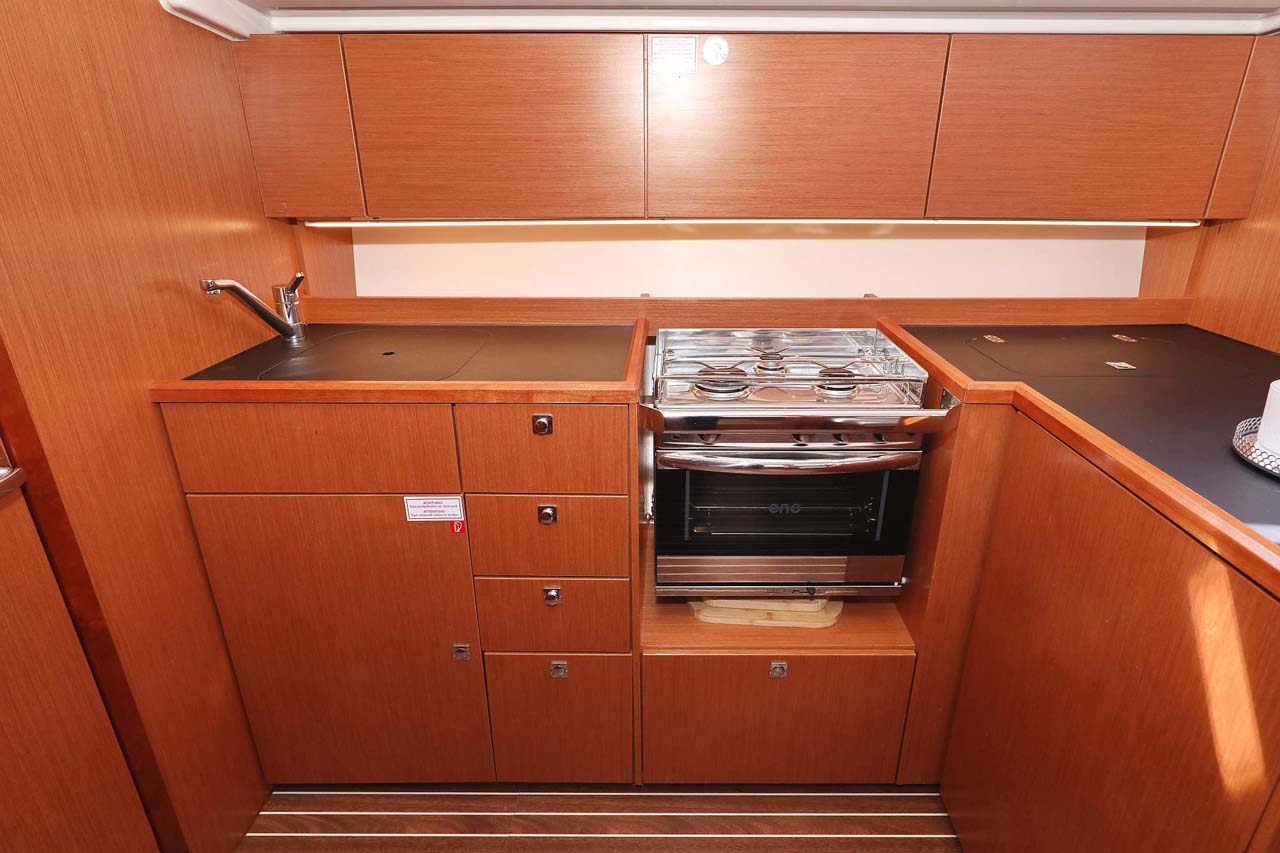 Bavaria C42 Style — photo 19