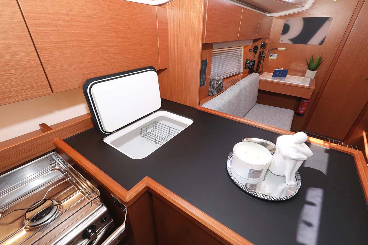 Bavaria C42 Style — photo 20