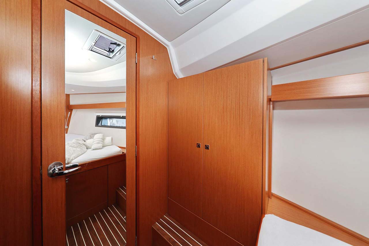 Bavaria C42 Style — photo 23