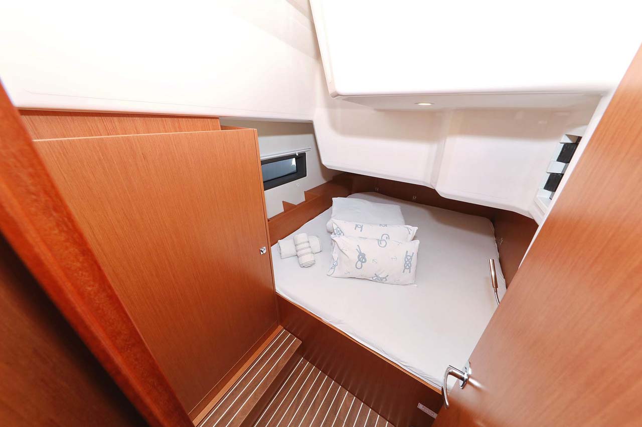 Bavaria C42 Style — photo 24
