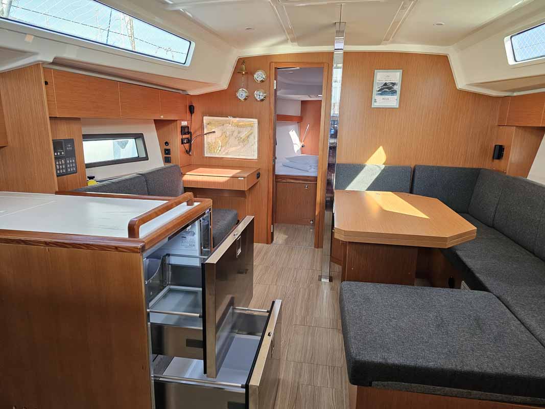 Bavaria C42 — photo 3